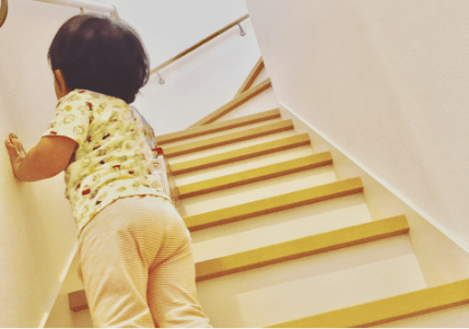 階段を上る赤ちゃん